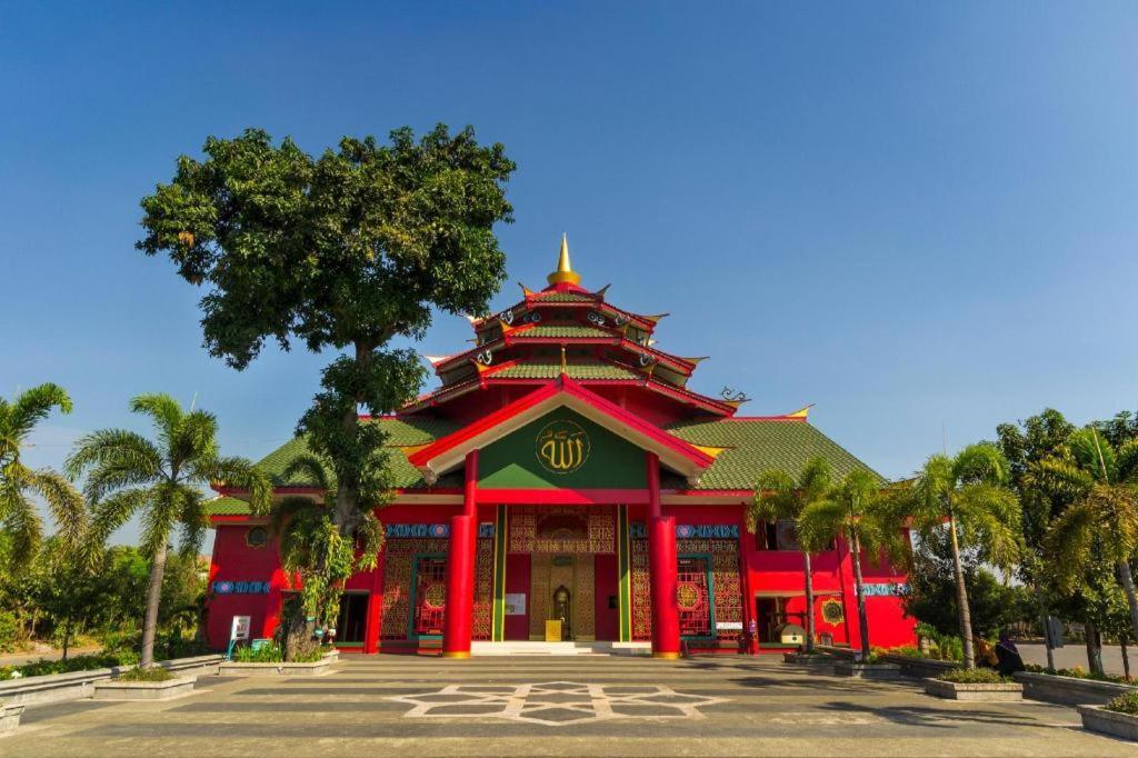 Zoom Dharmahusada Hotel Surabaya Exterior photo